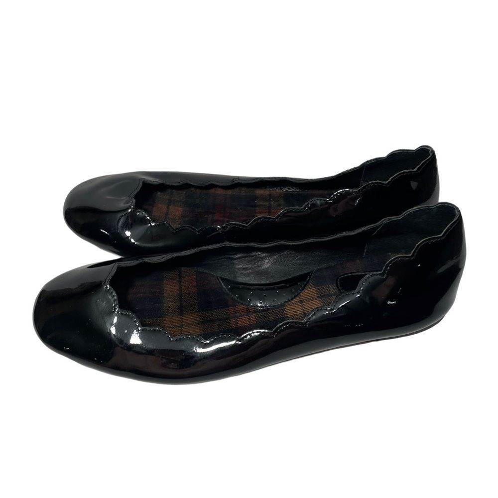 Born Shiny Black Scalloped Edge Round Toe Flats